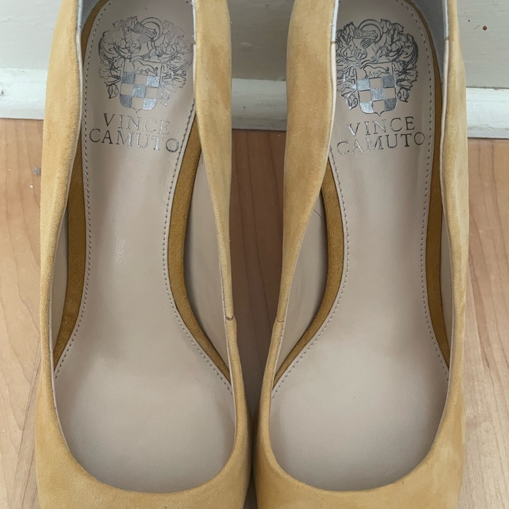 NWOB Vince Camuto yellow suede heels, sz 7 - Picture 3 of 4